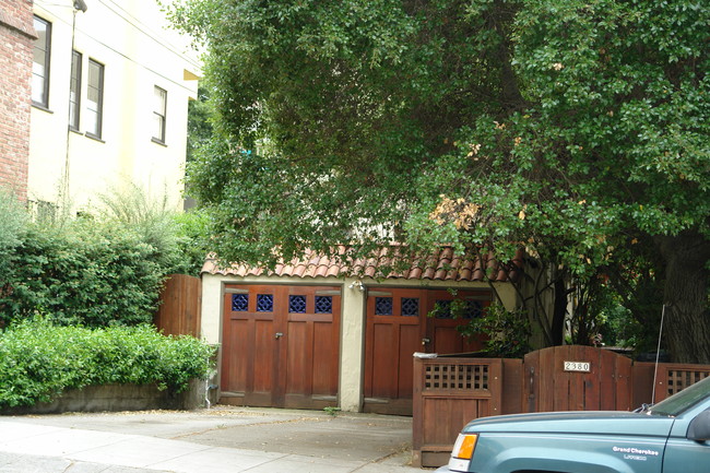 2380 Hilgard Ave in Berkeley, CA - Foto de edificio - Building Photo