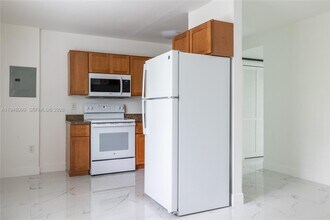 979 SW 10th St in Miami, FL - Building Photo - Building Photo