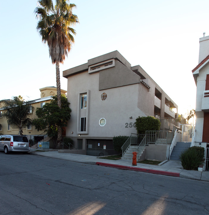 250 W Spazier Ave in Burbank, CA - Foto de edificio