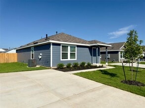 2210 Cyclone Dr in Lockhart, TX - Building Photo - Building Photo
