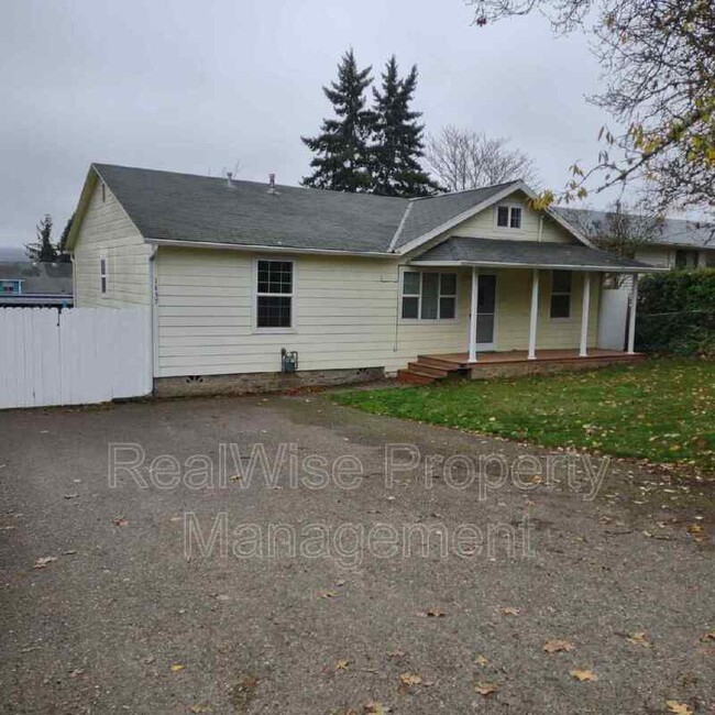 1437 Grove St in Roseburg, OR - Building Photo - Building Photo