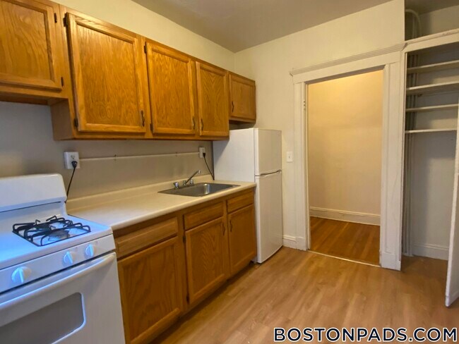 1638 Commonwealth Ave, Unit 12 in Boston, MA - Building Photo - Building Photo