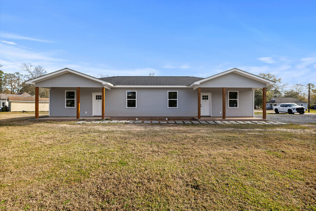 608 E Beech St, Unit B in Ponchatoula, LA - Foto de edificio - Building Photo