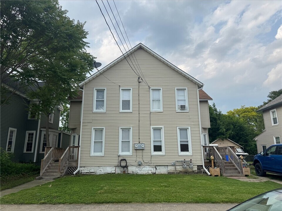128 E 11th St in Elmira Heights, NY - Building Photo