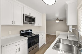 Melrose Manor Apartments - Riverside, CA in Riverside, CA - Foto de edificio - Building Photo