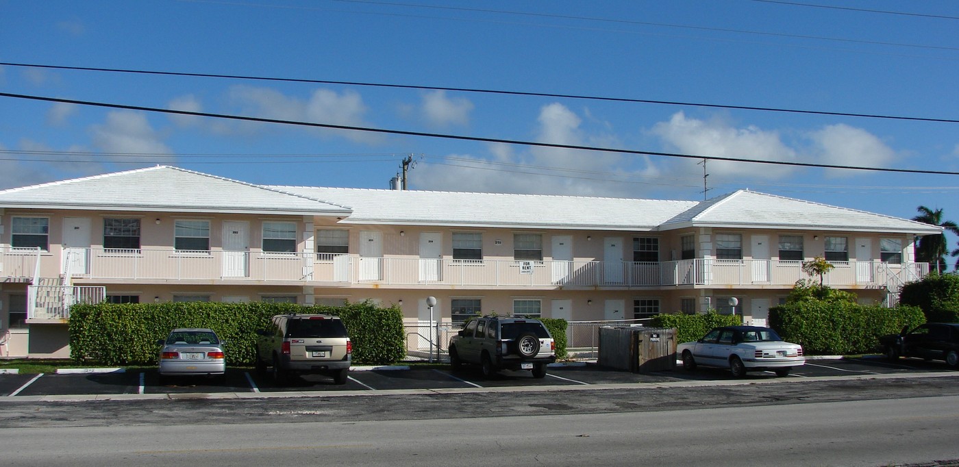 275 SW 15th St in Pompano Beach, FL - Building Photo