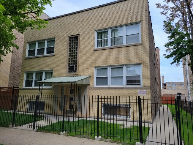 property at 5645 N Spaulding Ave
