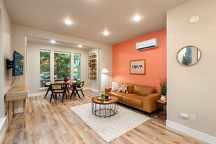 1805 SE Madison St, Unit 102 in Portland, OR - Building Photo