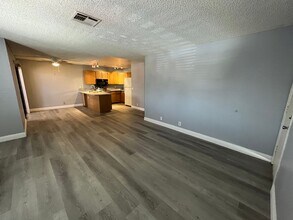 1313 Kari Lee Ct in Las Vegas, NV - Building Photo - Building Photo