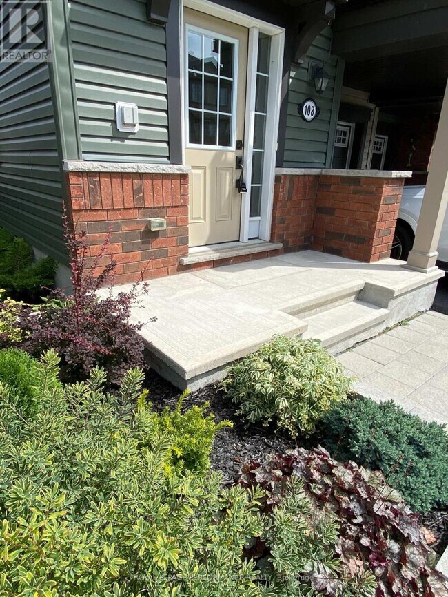 108 Helenium Ln in Ottawa, ON - Building Photo - Building Photo