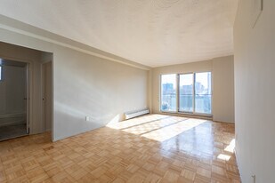 898 Jane St in Toronto, ON - Building Photo