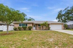 2465 Brentwood Dr in Clearwater, FL - Building Photo