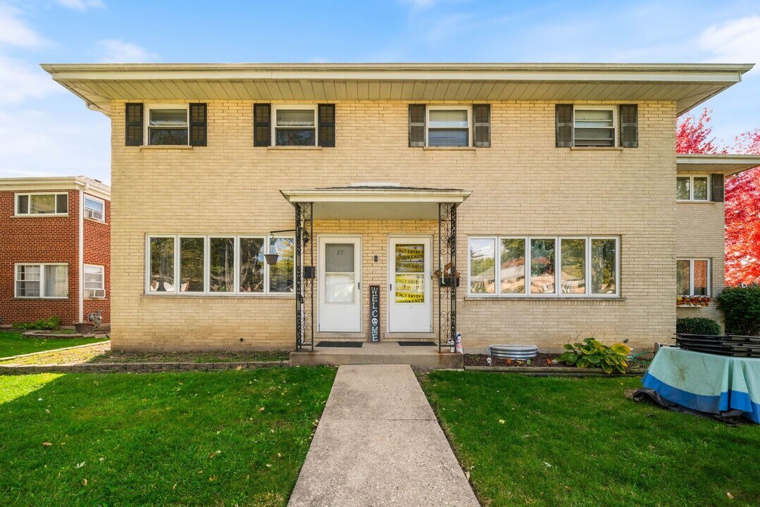 27 E Thorndale Ave in Roselle, IL - Building Photo