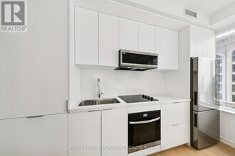 395 Square One Dr in Mississauga, ON - Building Photo - Building Photo