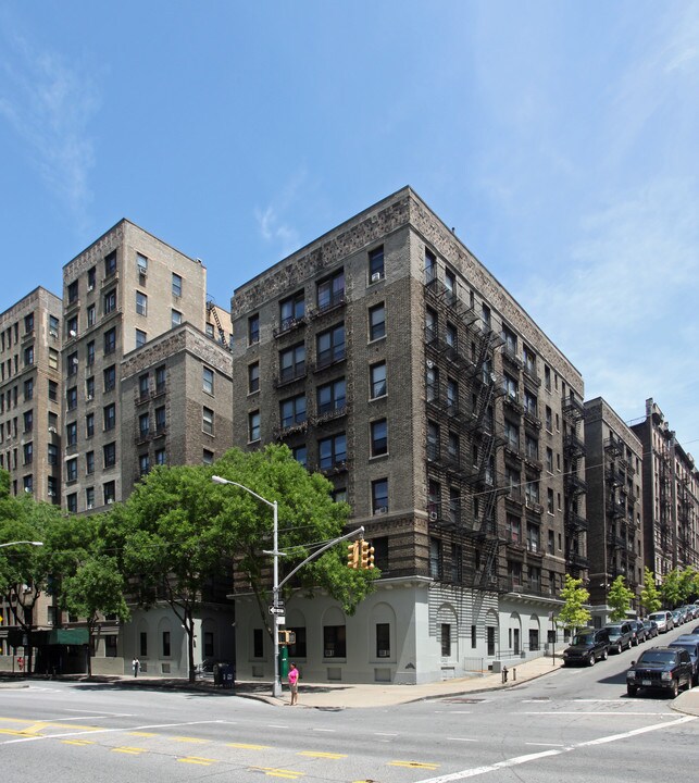 720 Riverside Dr in New York, NY - Building Photo