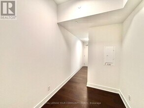 8-308 Manor Rd W in Toronto, ON - Building Photo - Building Photo
