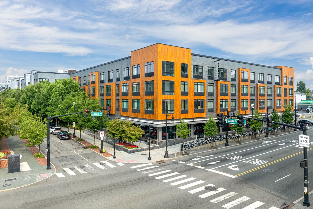 330 Angelo Cifelli in Harrison, NJ - Foto de edificio
