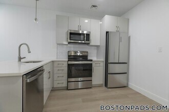 1 Newcomb St in Boston, MA - Foto de edificio - Building Photo