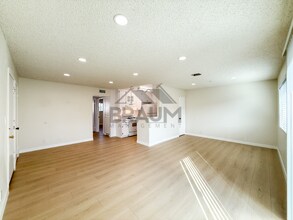 14801 Delano St in Los Angeles, CA - Foto de edificio - Building Photo