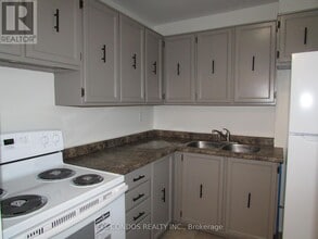 2001 Bonnymede Dr in Mississauga, ON - Building Photo - Building Photo