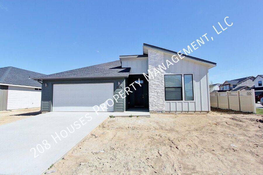 2574 E Whisper Wind Dr in Kuna, ID - Building Photo