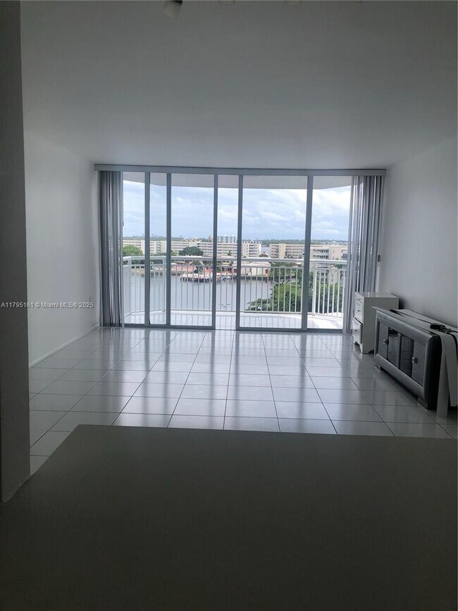 18081 Biscayne Blvd, Unit 703 in Aventura, FL - Building Photo - Building Photo