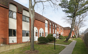 Cedarhurst Courtyard in Cedarhurst, NY - Building Photo - Building Photo