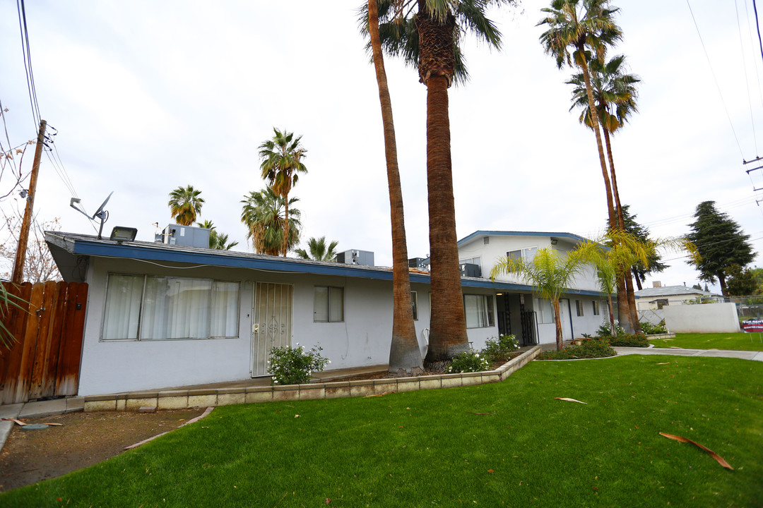 College Gardens in Bakersfield, CA - Building Photo