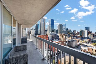 545 N Dearborn St, Unit 2011 in Chicago, IL - Building Photo