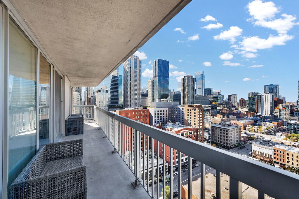 545 N Dearborn St, Unit 2011 in Chicago, IL - Building Photo