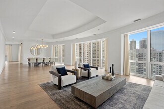 60 W Erie St in Chicago, IL - Building Photo - Building Photo