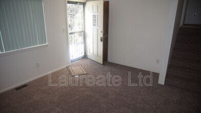 1060 S Newark St in Aurora, CO - Foto de edificio - Building Photo