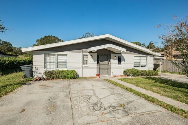 property at 907 Lake Jessie Dr