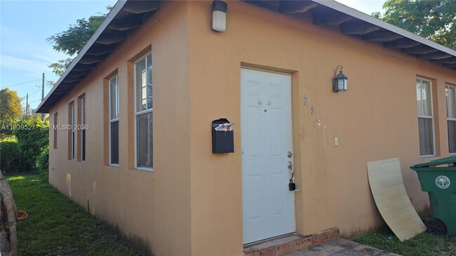 2924 SW 26th St in Miami, FL - Building Photo - Building Photo