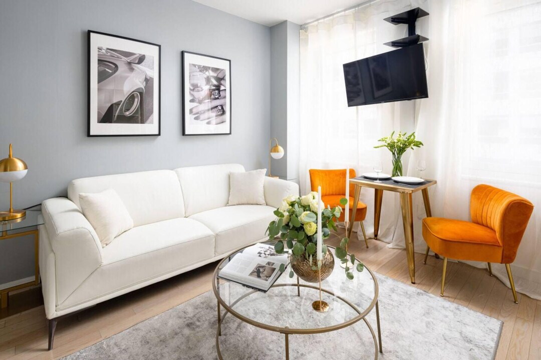 70 W 45th St in New York, NY - Building Photo