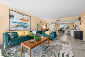 413 Augusta Blvd in Naples, FL - Foto de edificio - Building Photo