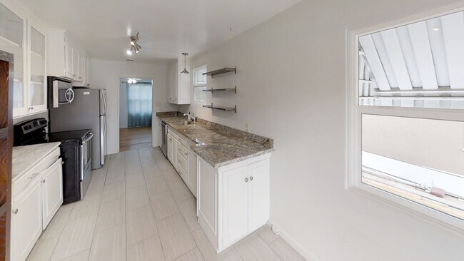 6118 Pembroke Dr in San Diego, CA - Building Photo - Building Photo