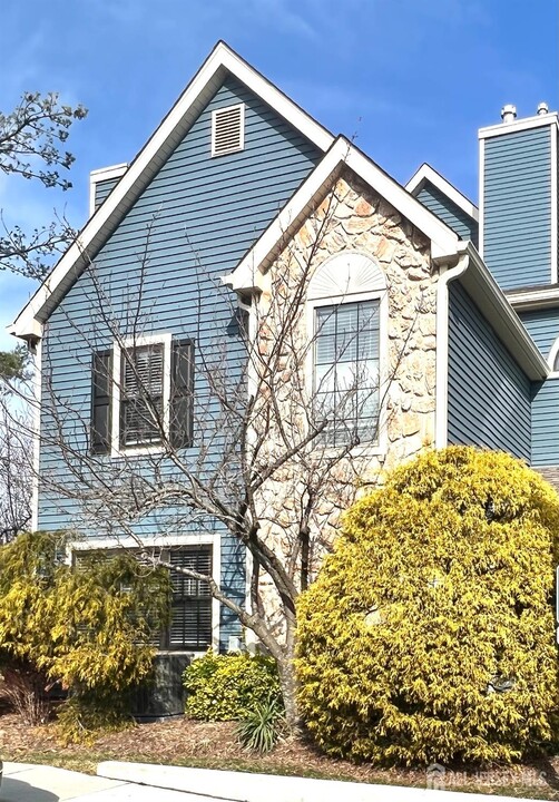 111 Longfield Ct in East Brunswick, NJ - Building Photo
