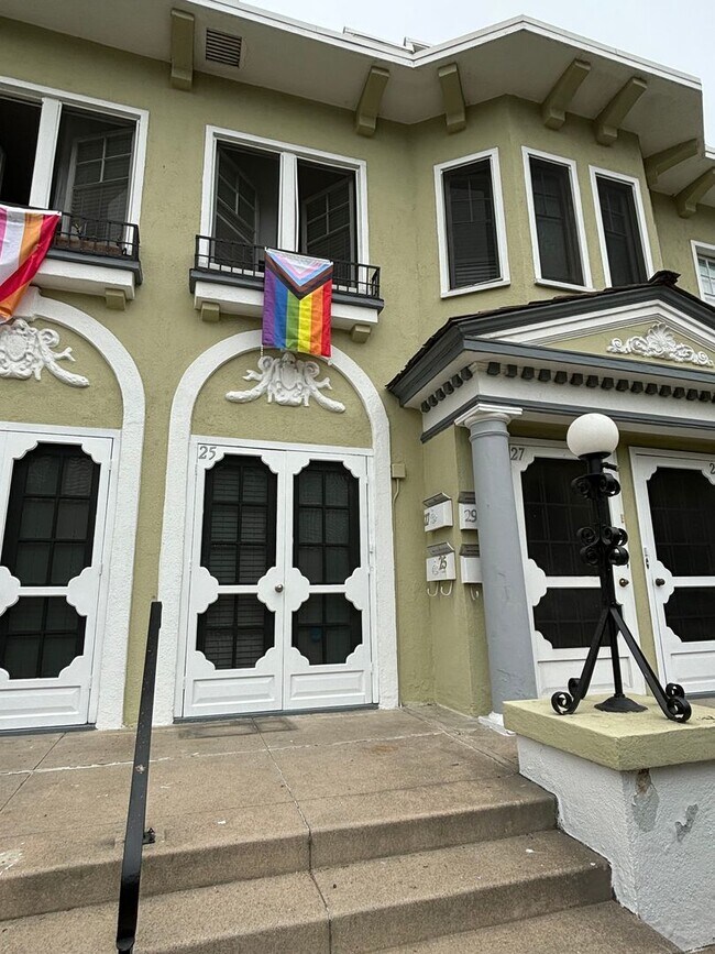 25 Cherry Ave in Long Beach, CA - Building Photo - Building Photo