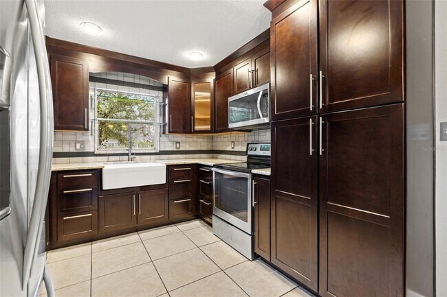 6396 27th St N, Unit Apt. B in St. Petersburg, FL - Foto de edificio - Building Photo