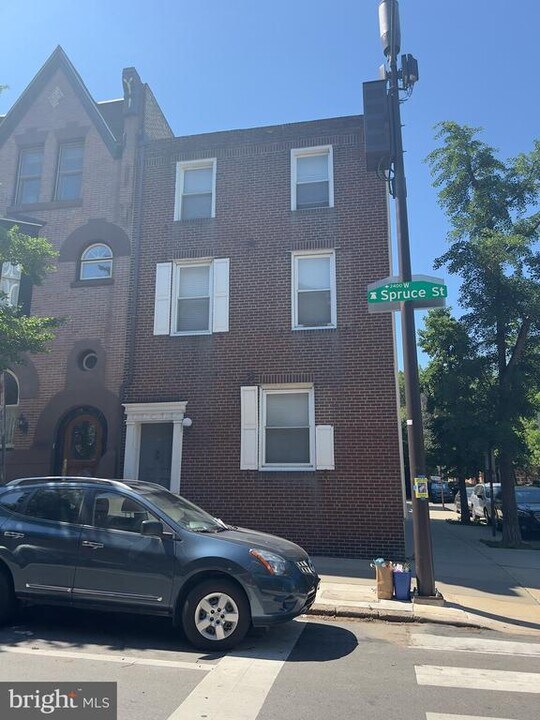 2430 Spruce St in Philadelphia, PA - Building Photo
