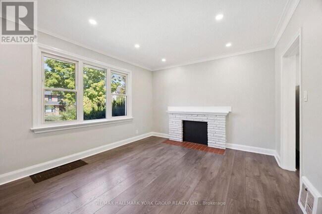 207 Maplehurst Ave in Toronto, ON - Building Photo - Building Photo