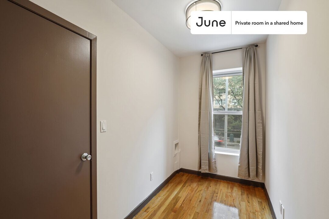 Private bedroom in 3 bed/1 bath Home in New York, NY - Building Photo