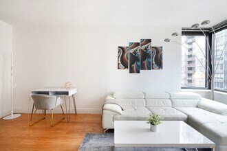 222 E 34th St in New York, NY - Building Photo - Building Photo