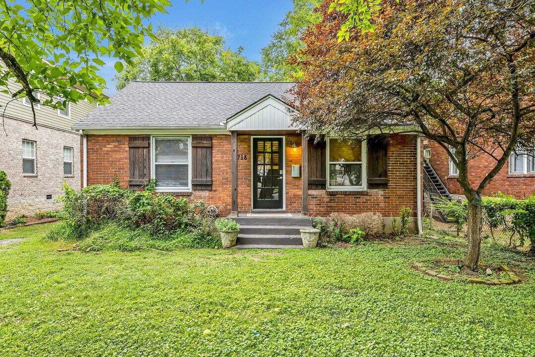2718 Acklen Ave in Nashville, TN - Building Photo