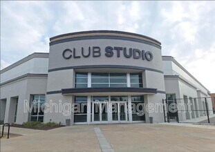 2725 E Maple Rd in Birmingham, MI - Building Photo - Building Photo