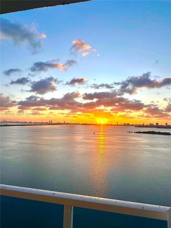 700 NE 25th St in Miami, FL - Building Photo - Building Photo