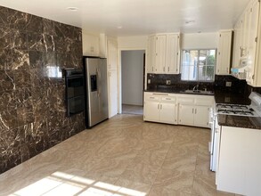 16131 Nassau Ln in Huntington Beach, CA - Building Photo - Building Photo