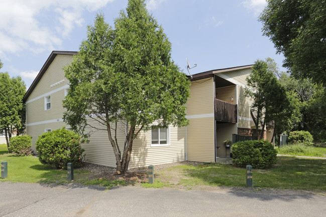 Sarah Lane Court in Somerset, WI - Foto de edificio - Building Photo