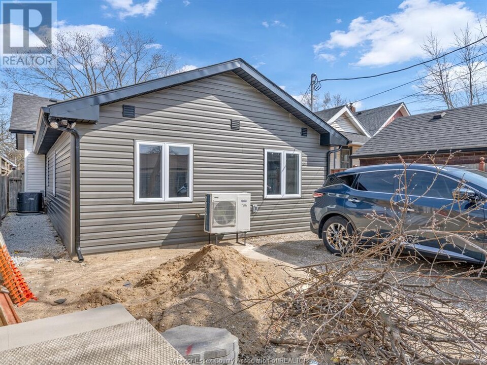 915 Curry Ave in Windsor, ON - Building Photo